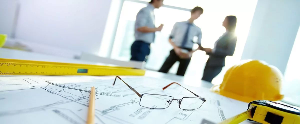 addetti alla sicurezza aziendale durante una riunione