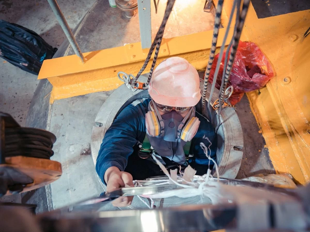 personale al lavoro per la gestione di emergenze in ambienti inquinati